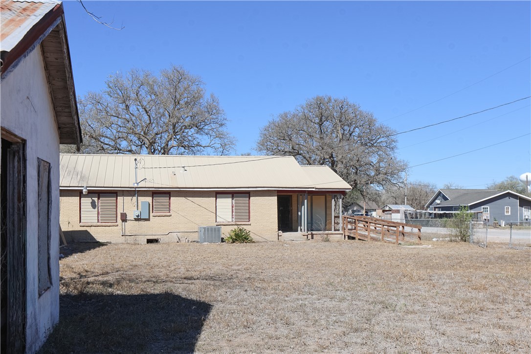 305 N Perez Property Photo 11