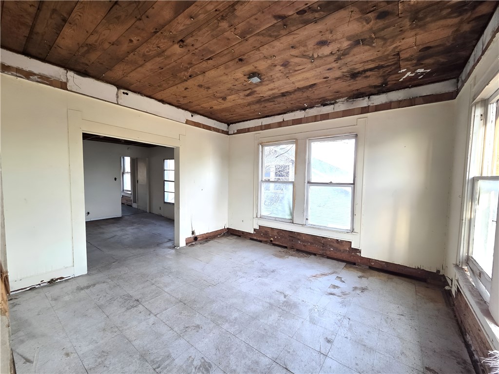 1000 Park Ave Property Photo 14