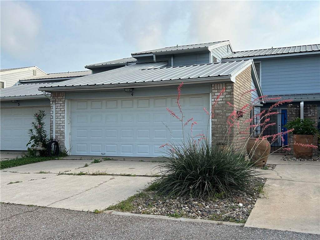 840 Cliff Dr 4 Property Photo 1