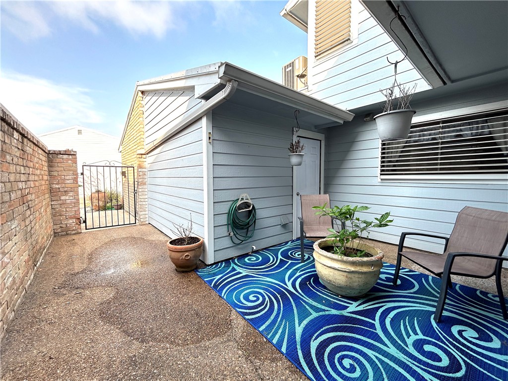 840 Cliff Dr 4 Property Photo 3