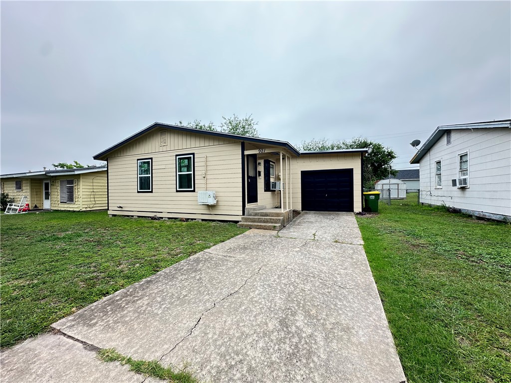921 Oak St Property Photo 2