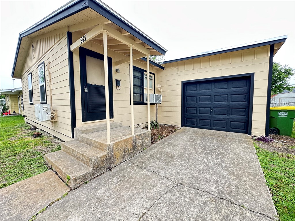 921 Oak St Property Photo 3