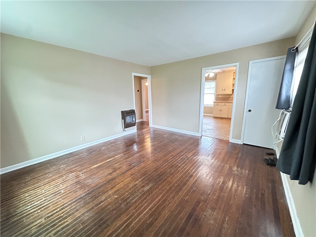 921 Oak St Property Photo 4