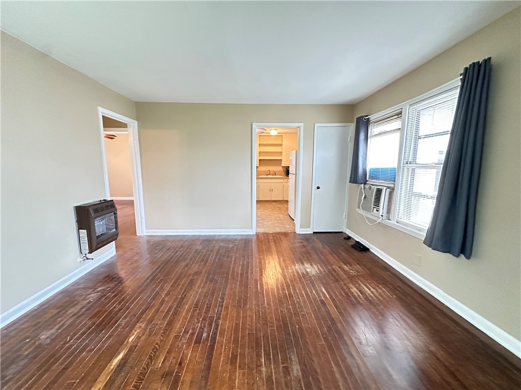 921 Oak St Property Photo 5