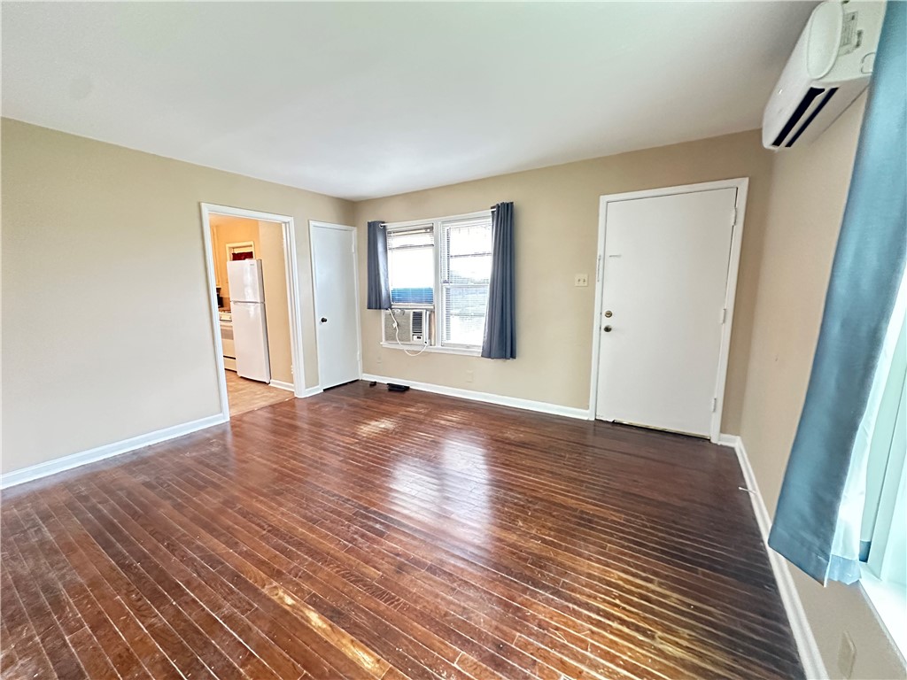 921 Oak St Property Photo 6