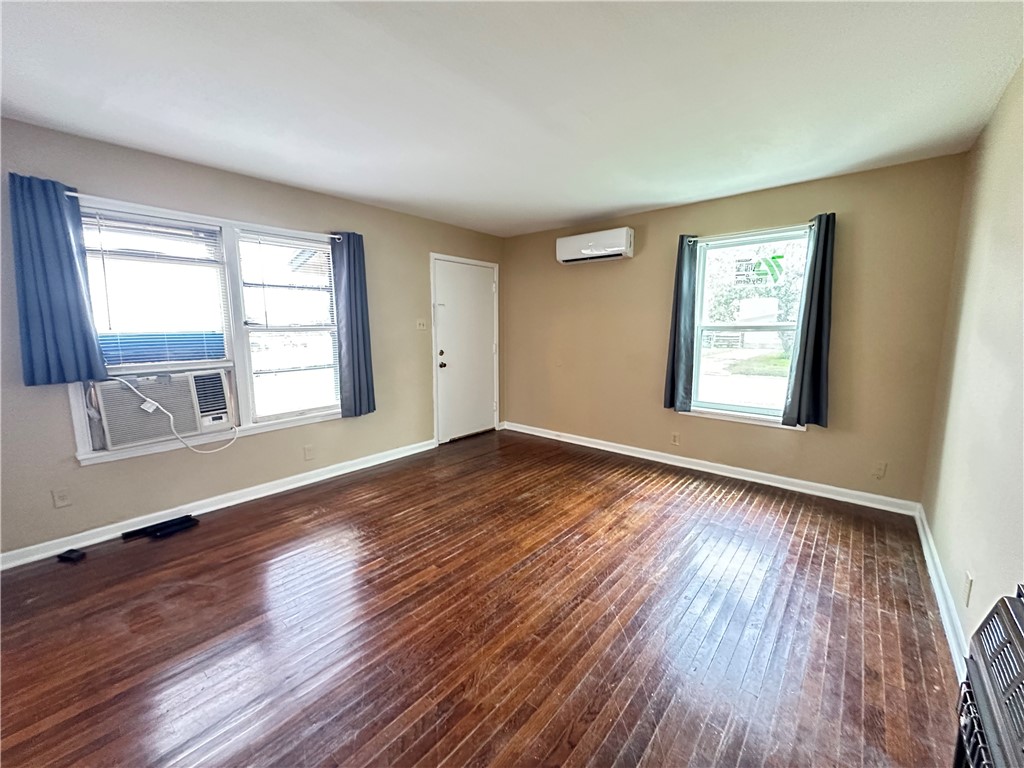 921 Oak St Property Photo 7