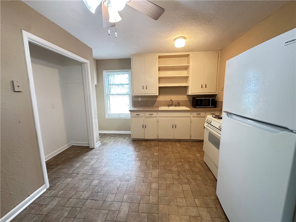 921 Oak St Property Photo 8
