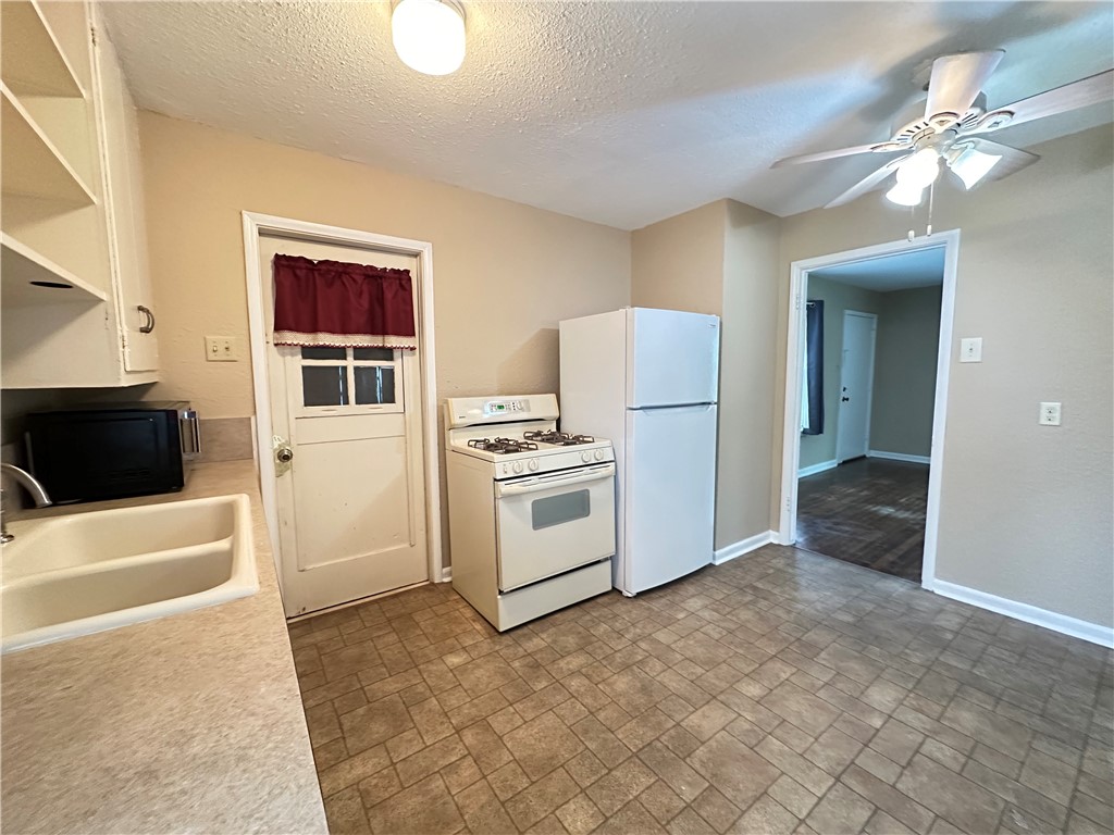 921 Oak St Property Photo 10