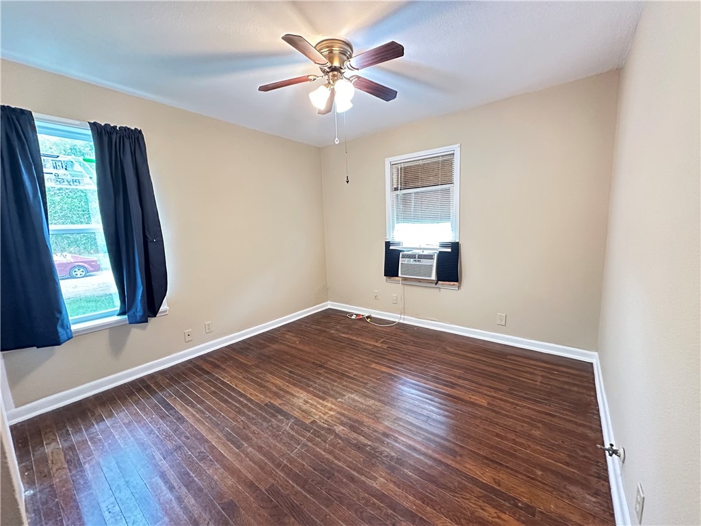 921 Oak St Property Photo 12