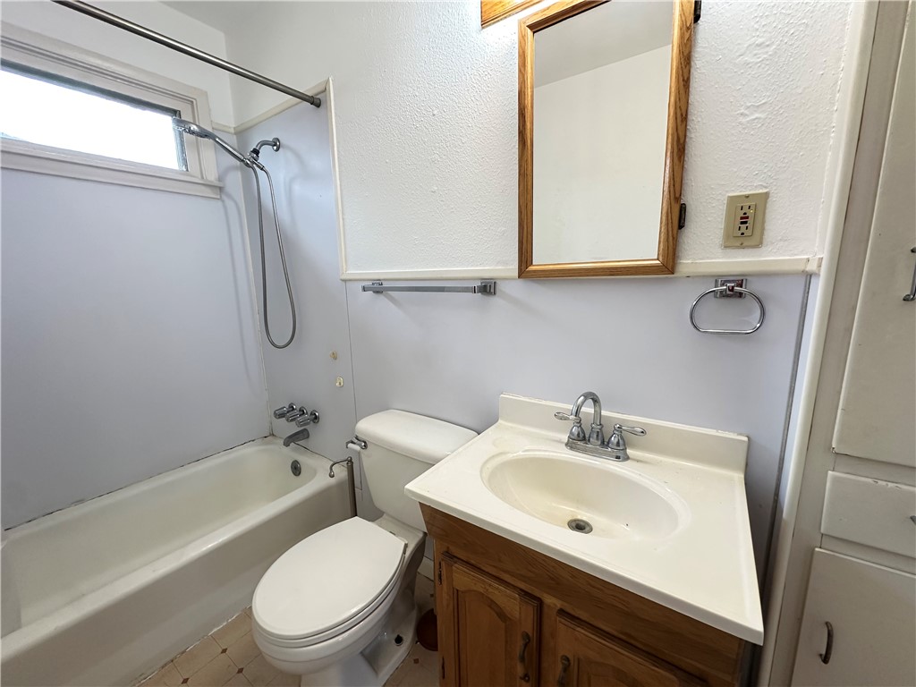 921 Oak St Property Photo 17