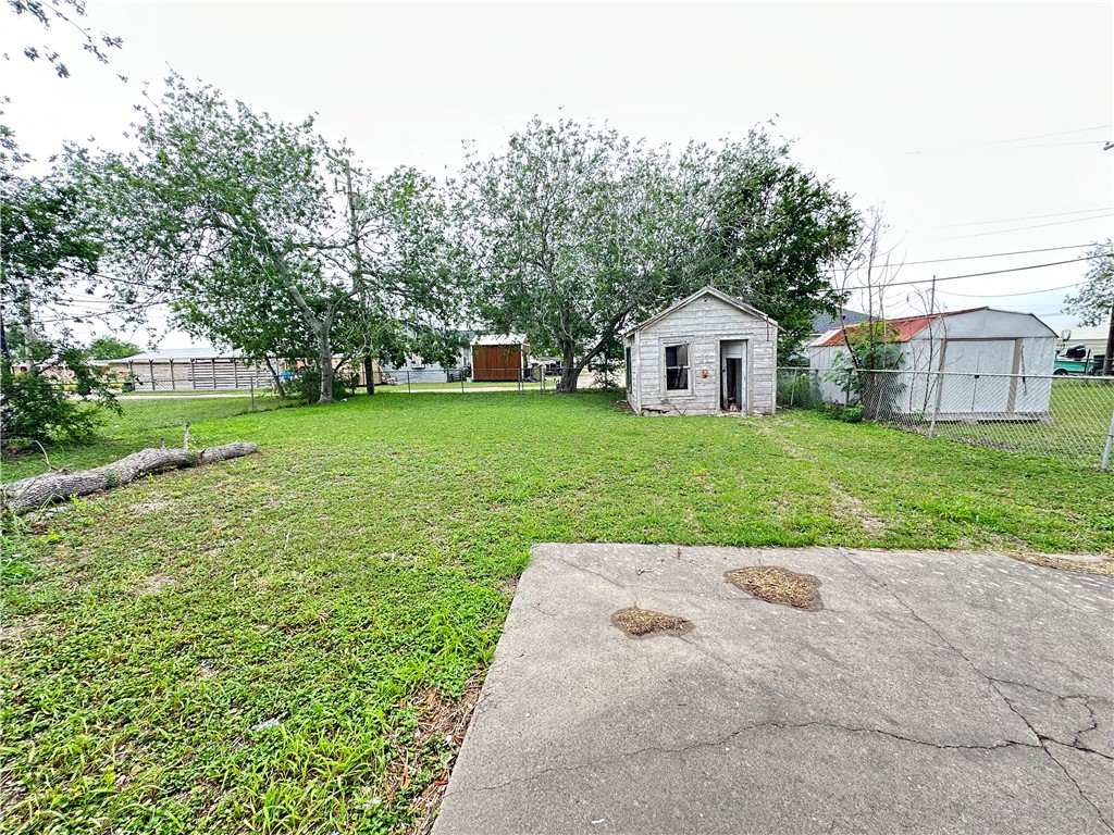 921 Oak St Property Photo 24