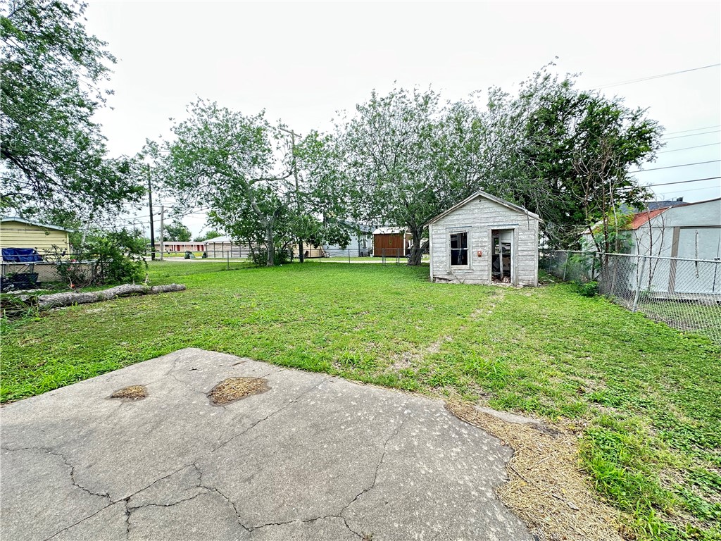 921 Oak St Property Photo 25