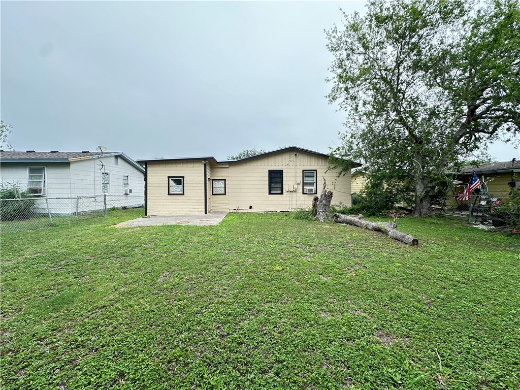 921 Oak St Property Photo 26