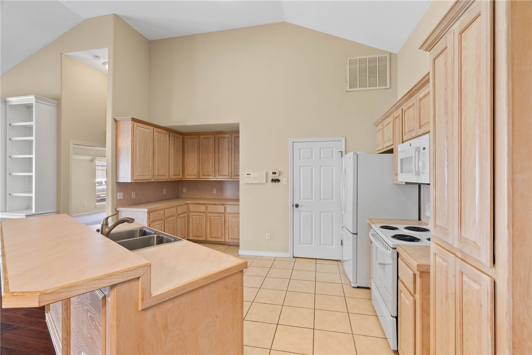5642 Lipes Blvd Unit #13 Blvd Property Photo 4