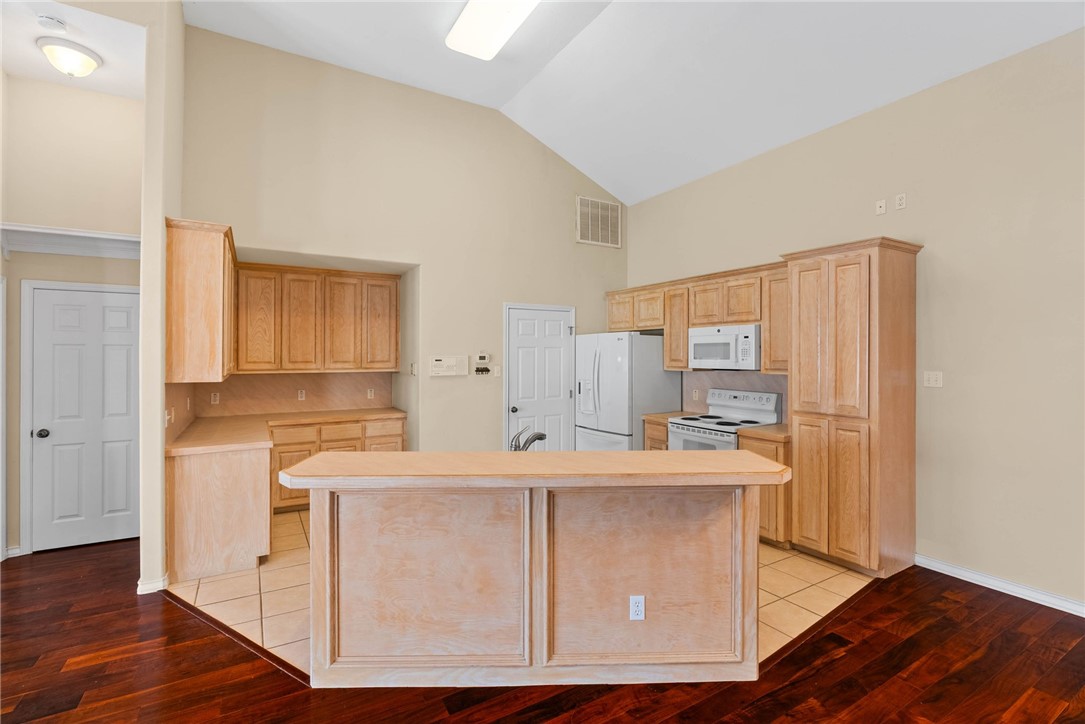 5642 Lipes Blvd Unit #13 Blvd Property Photo 5