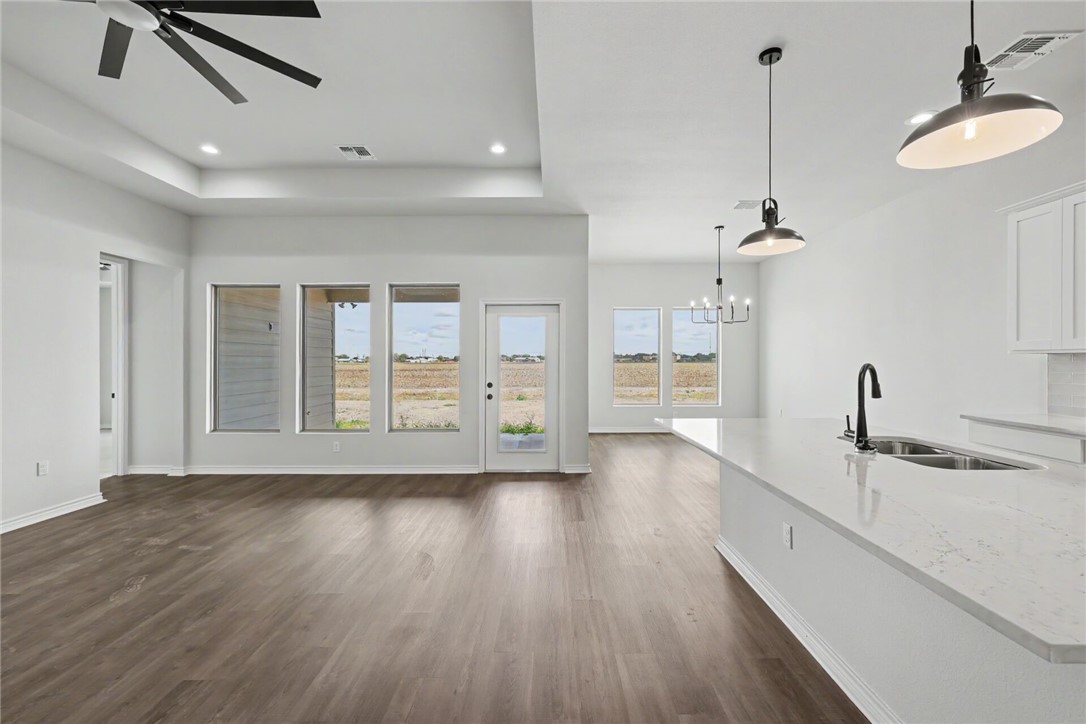 9606 Spanish Oak Dr Property Photo 3