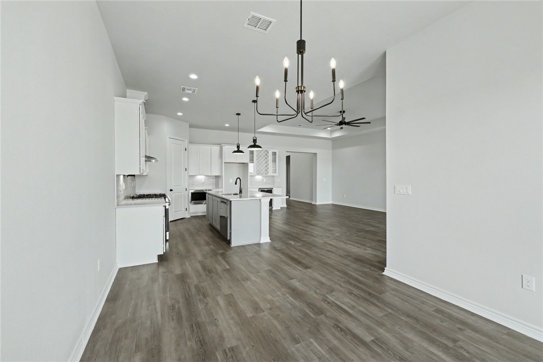 9606 Spanish Oak Dr Property Photo 5