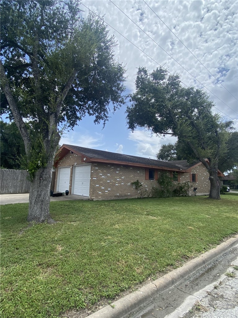 1601 Andrea St Property Photo 4