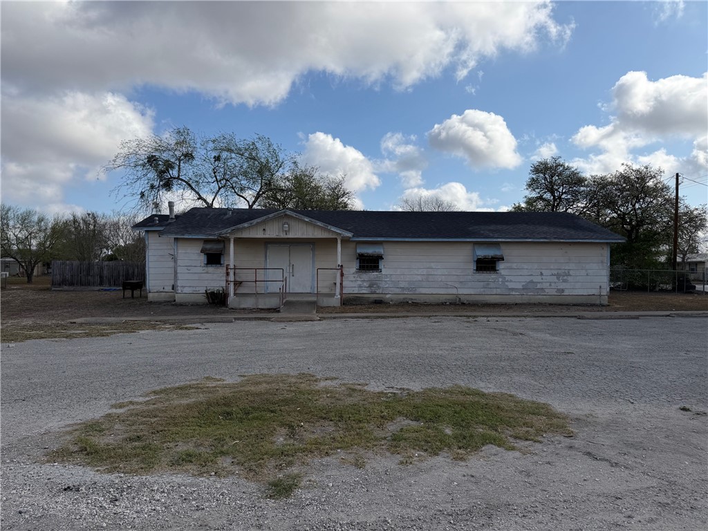 123 E Laredo St Property Photo 1