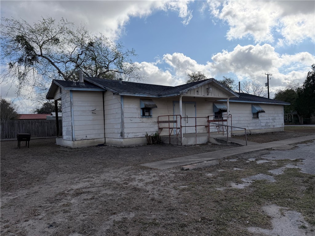 123 E Laredo St Property Photo 2
