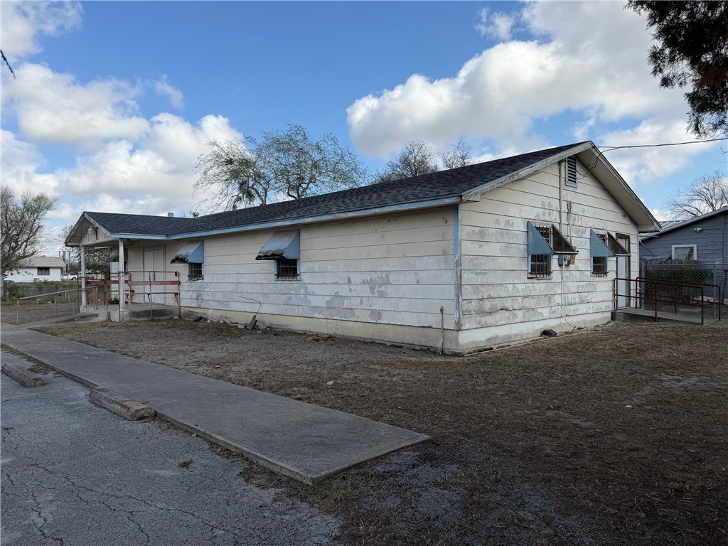123 E Laredo St Property Photo 3