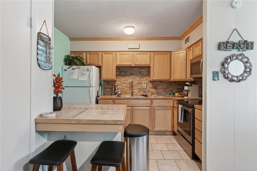2025 S 11th St, Mustang Isle 2 Property Photo 7