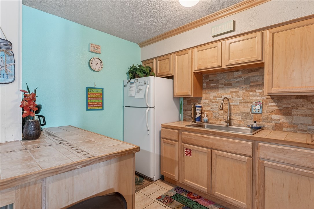 2025 S 11th St, Mustang Isle 2 Property Photo 8