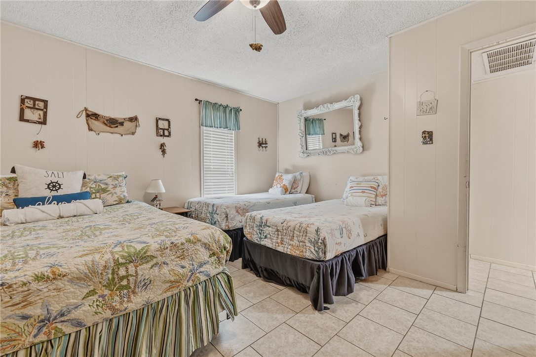 2025 S 11th St, Mustang Isle 2 Property Photo 19