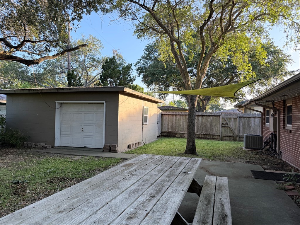 525 Grant Pl Property Photo 3