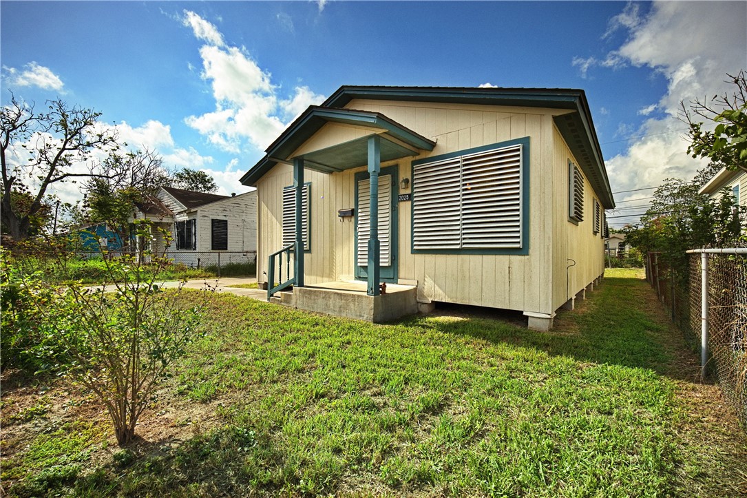 2025 Yale St Property Photo 1