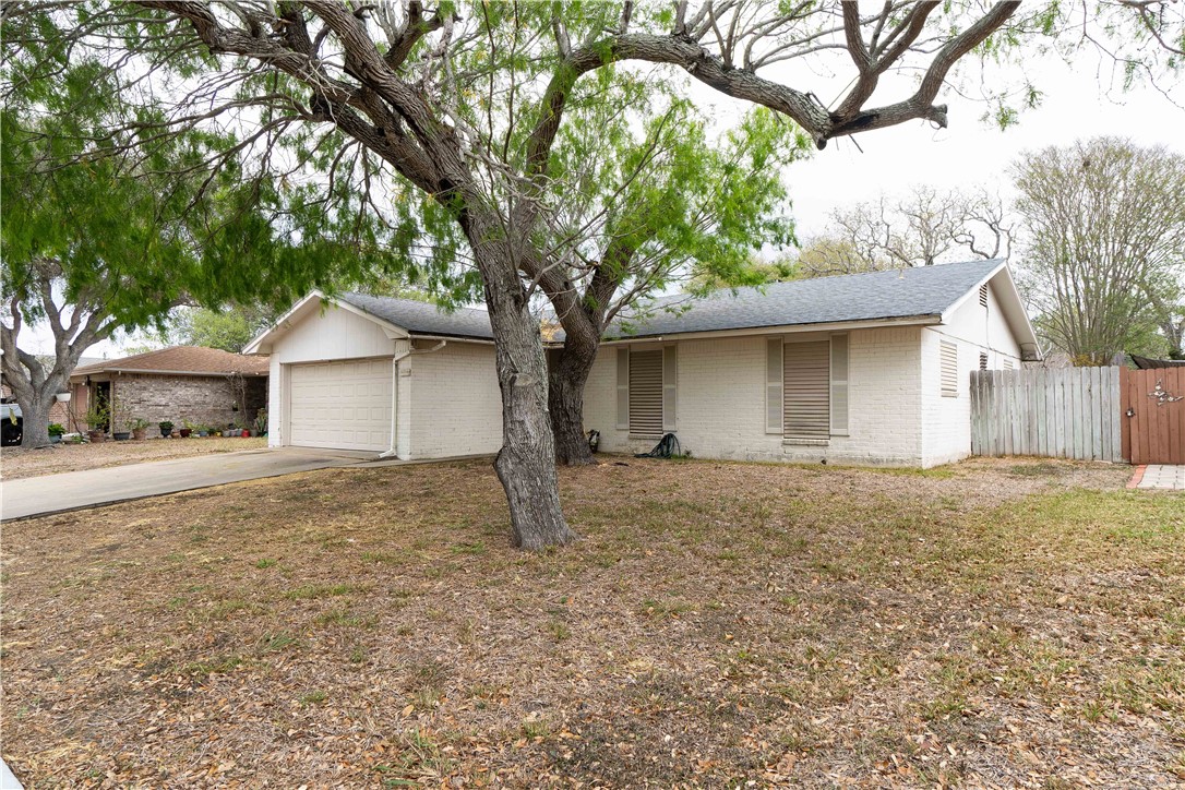 1005 Barcelona St Property Photo 4