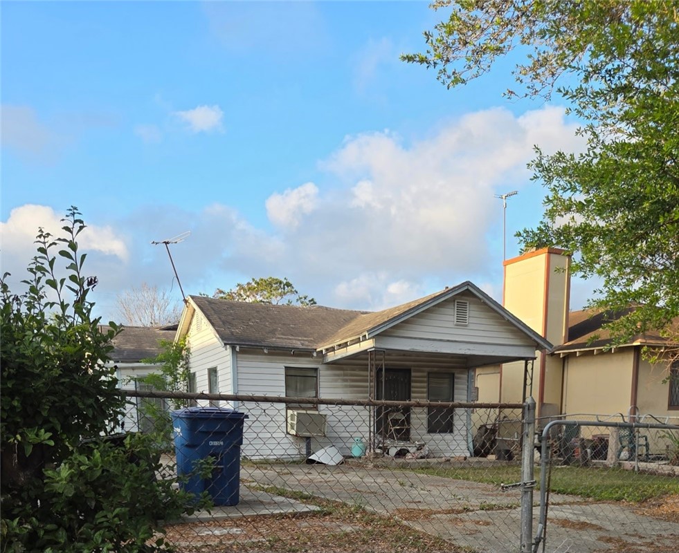 1210 Lolita St Property Photo 2