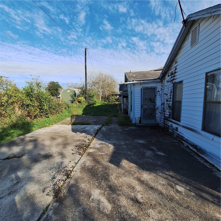 1210 Lolita St Property Photo 3