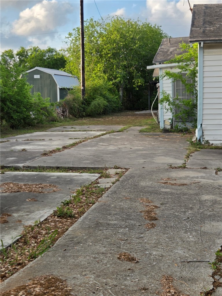 1210 Lolita St Property Photo 4
