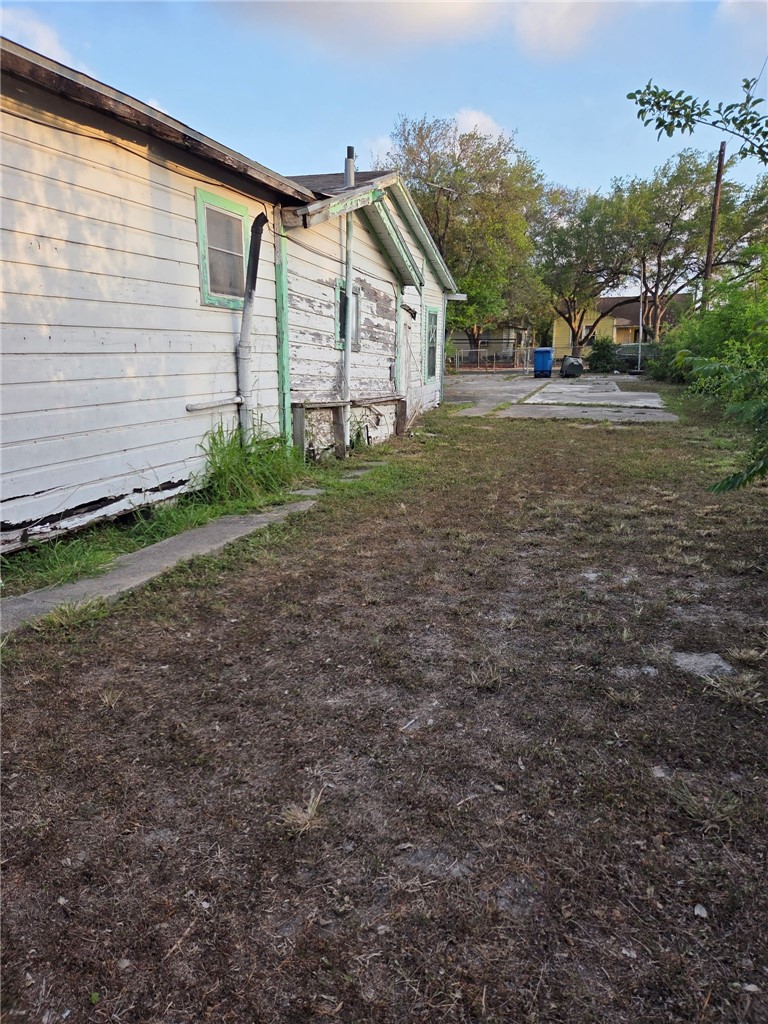 1210 Lolita St Property Photo 6