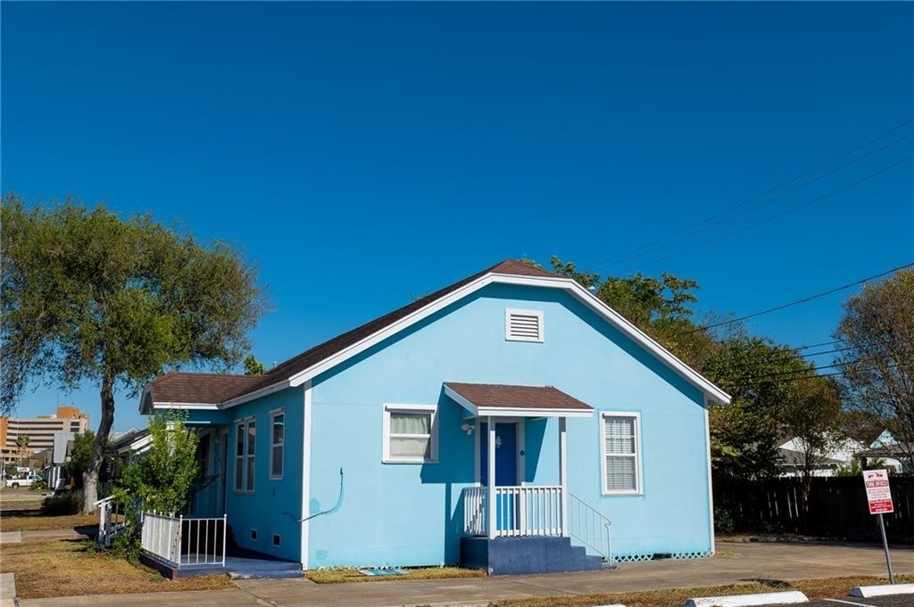 939 Ayers St Property Photo 3