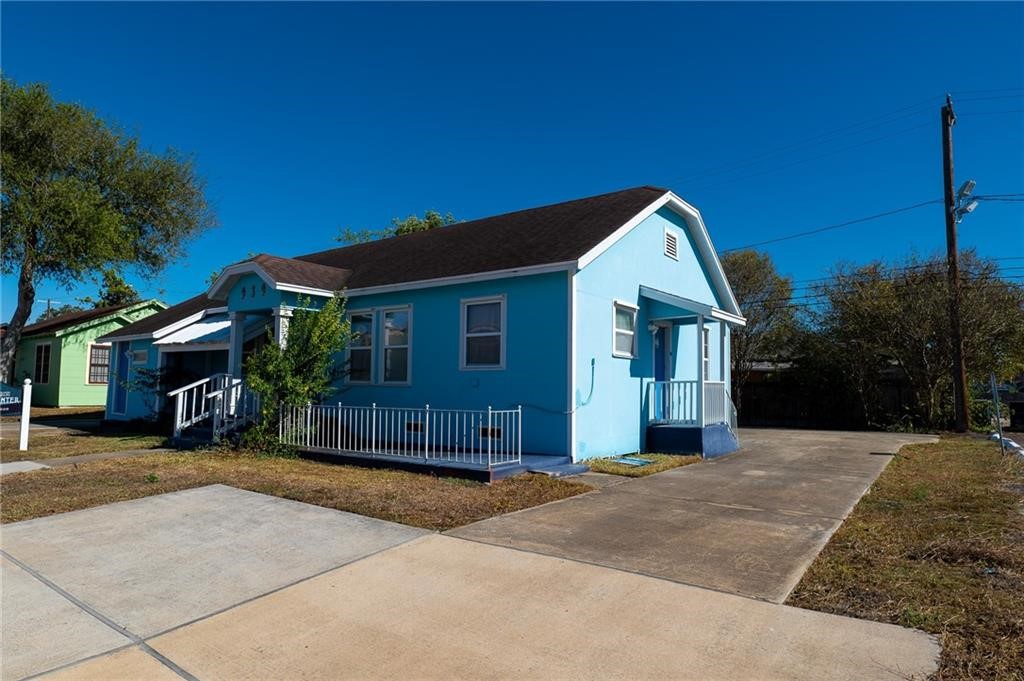 939 Ayers St Property Photo 4