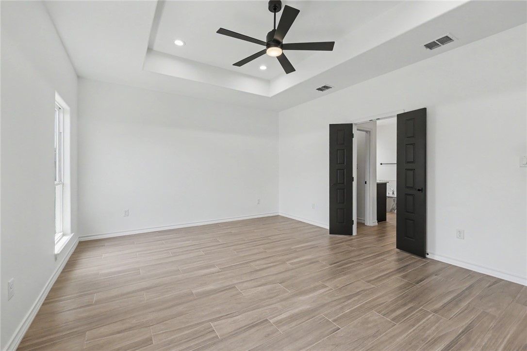 6849 La Salle Dr Property Photo 3