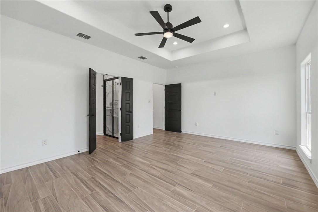 6849 La Salle Dr Property Photo 4