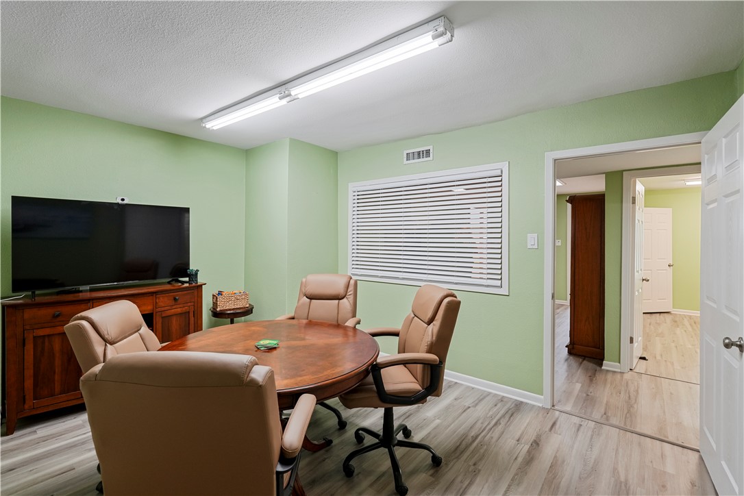 10308 Leopard St Property Photo 5