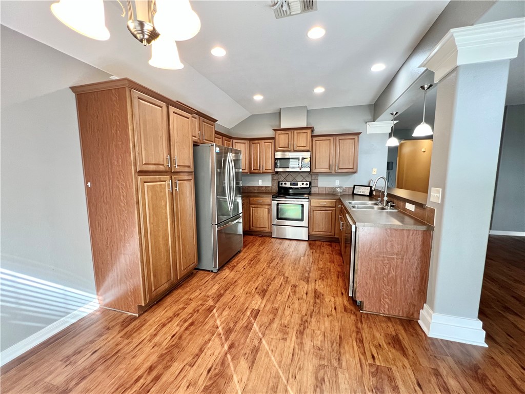 1135 Imperial St Property Photo 9