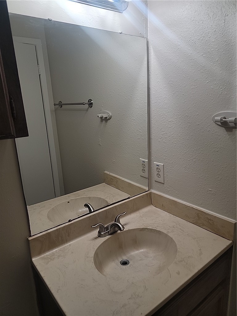 5735 Crestmore Dr Property Photo 15