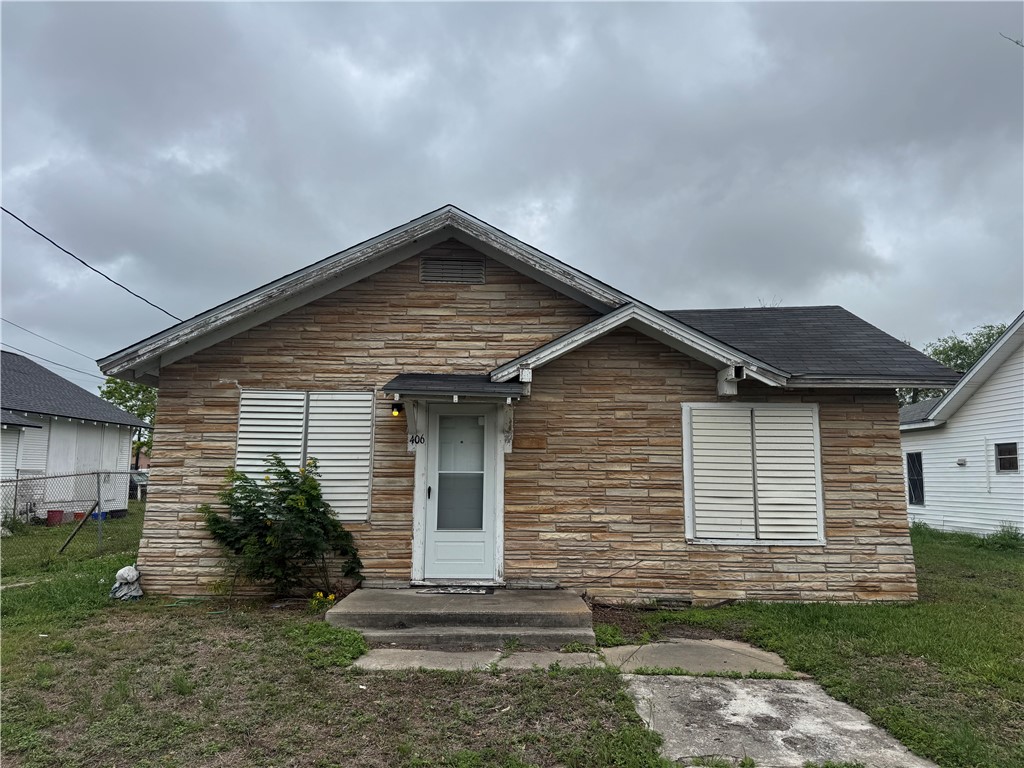 406 Mathis St Property Photo 1