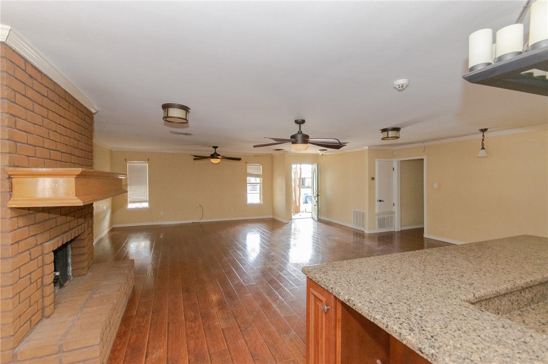 1815 Live Oak Dr Property Photo 3