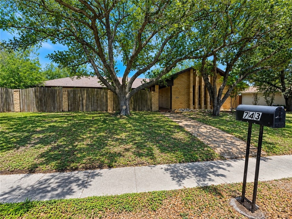 743 Retama Ave Property Photo 1