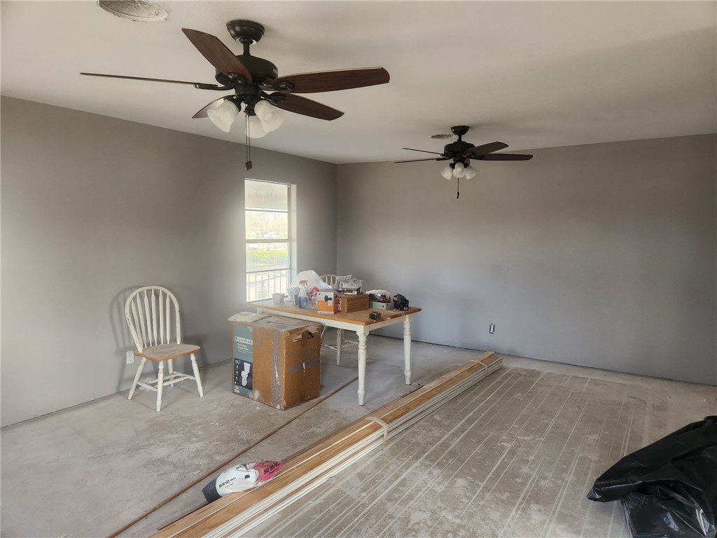 1108 Schooley St Property Photo 6