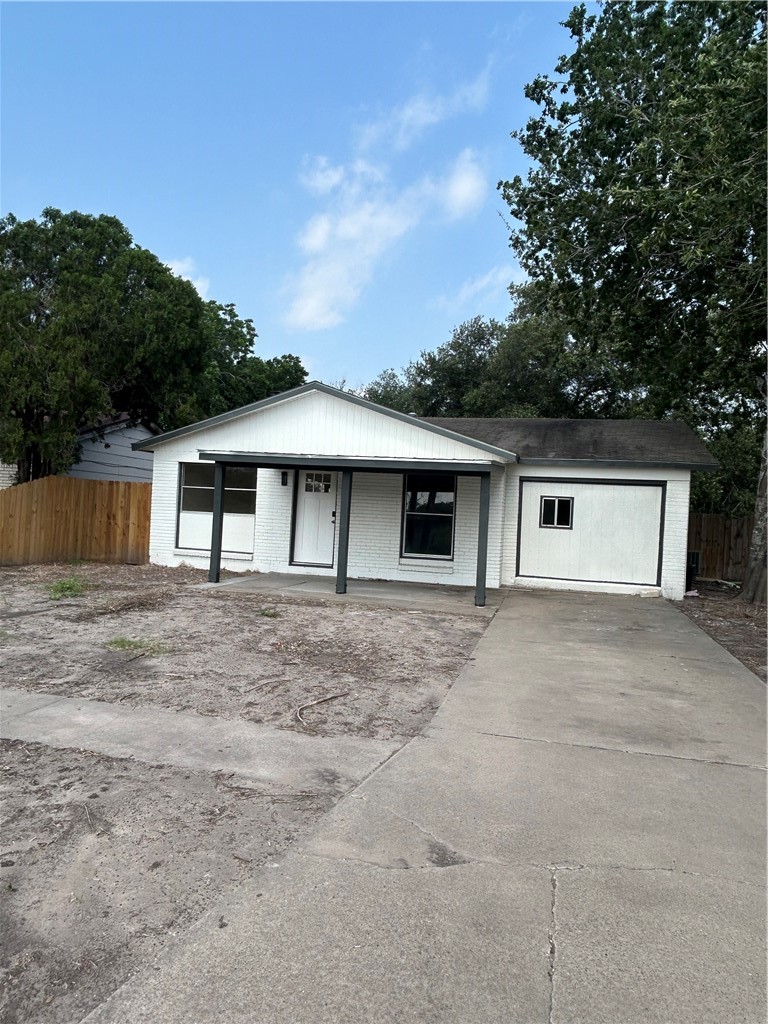 1105 Fairview Dr Property Photo 2