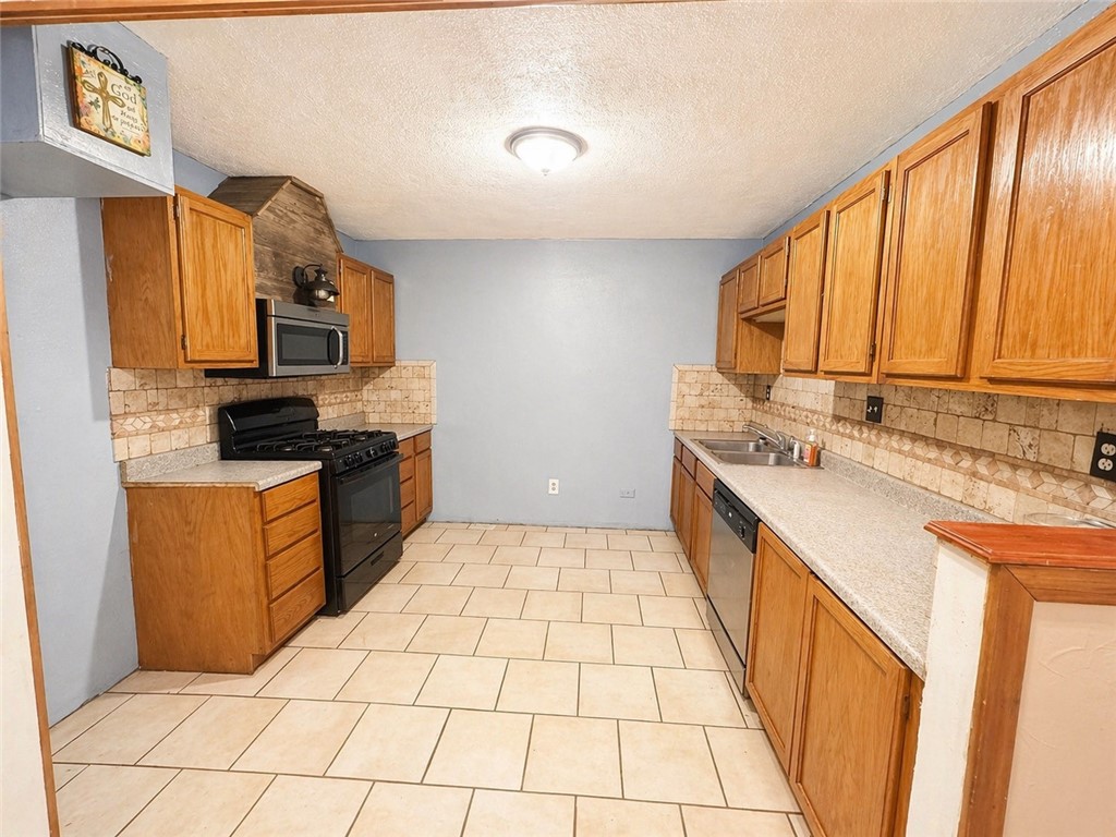 403 Staples St Property Photo 4