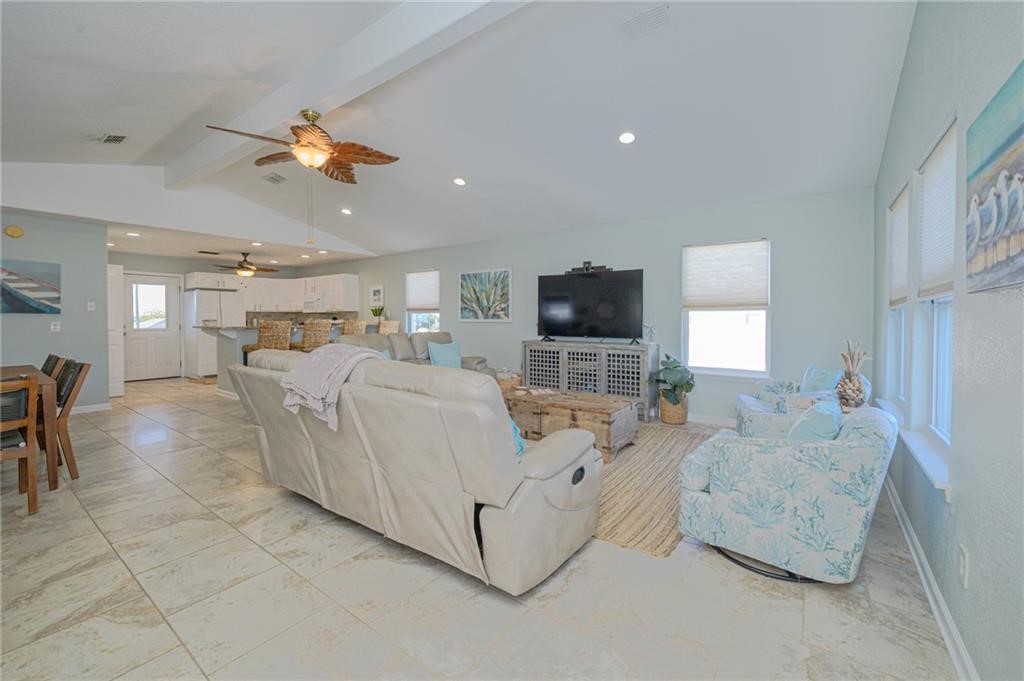 102 Ball St Property Photo 5