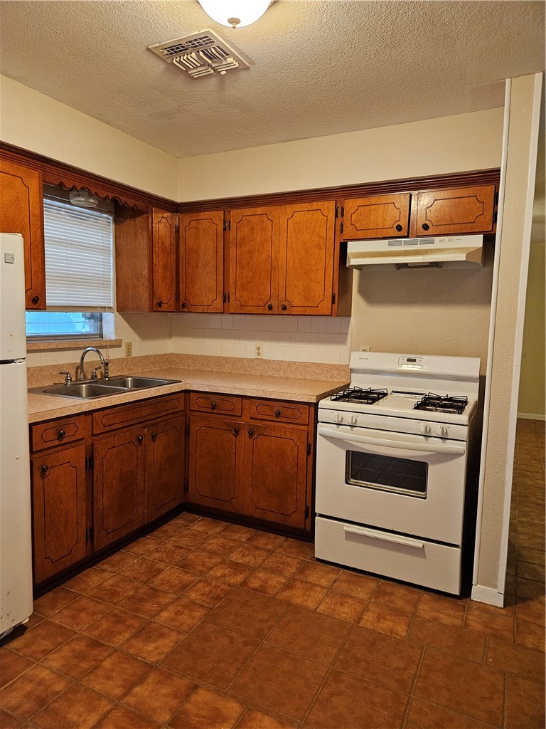 501 N Gregory Ave Property Photo 3